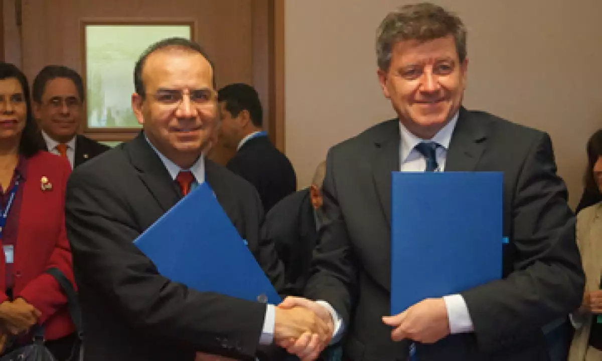 El acuerdo suscrito entre el Secretario del Trabajo, Alfonso Navarrete Prida y  el director de la OIT, Guy Ryder, es el primero en su categoría.  (Foto tomada de stps.gob.mx)