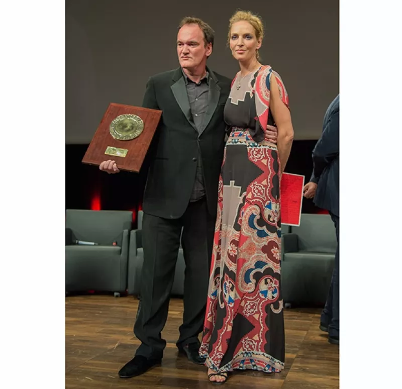 El anfiteatro de Lyon, Francia fue el escenario en el que el director de cine recibió el premio "Lumiére" de cine en manos de su musa Uma Thurman, su protagonista predilecta.