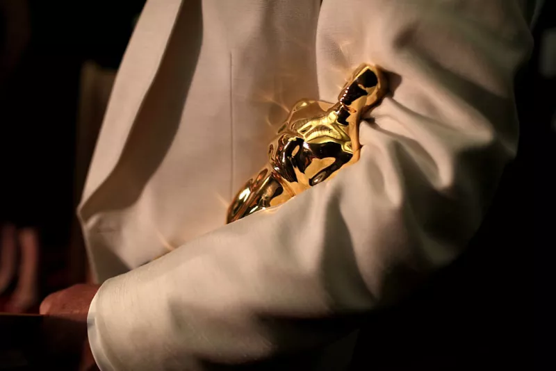 Foto de una estatuilla de los premios Oscar de cerca