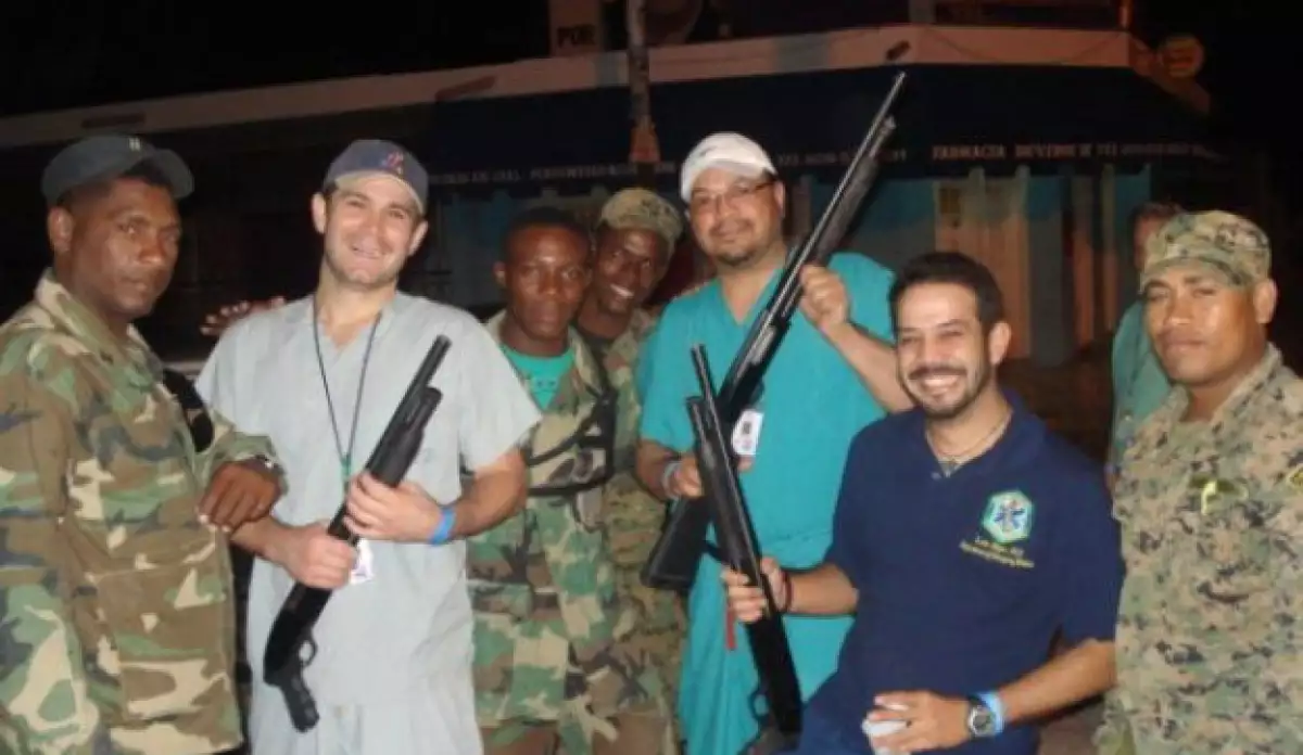 Fotos de médicos de Puerto Rico bebiendo en medio de la tragedia de Haití causan rechazo en su país