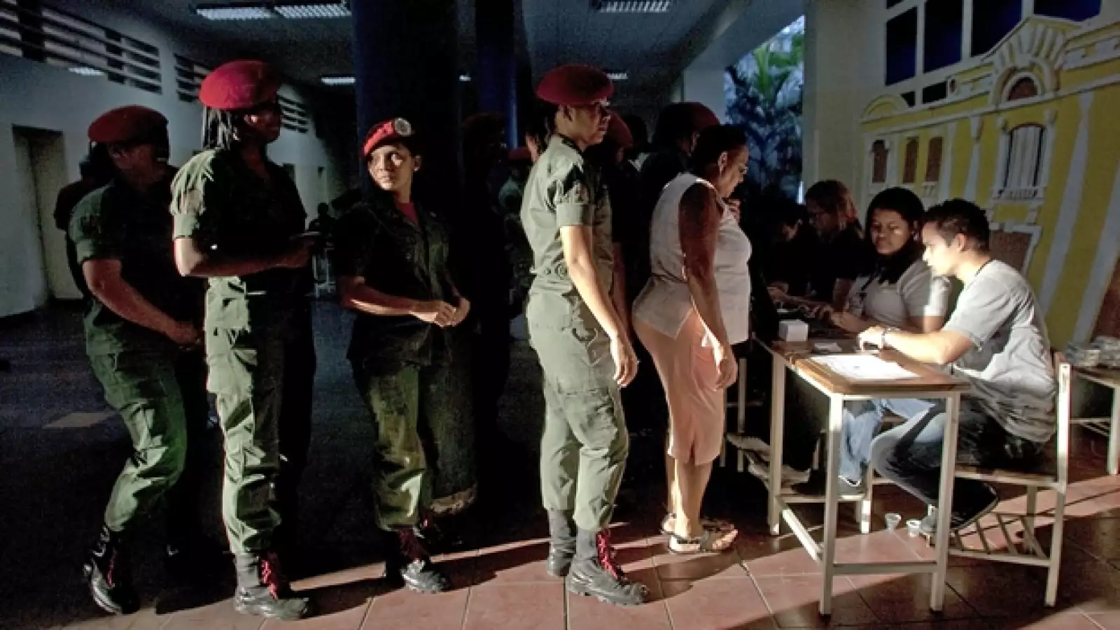 Militares esperan su turno para votar
