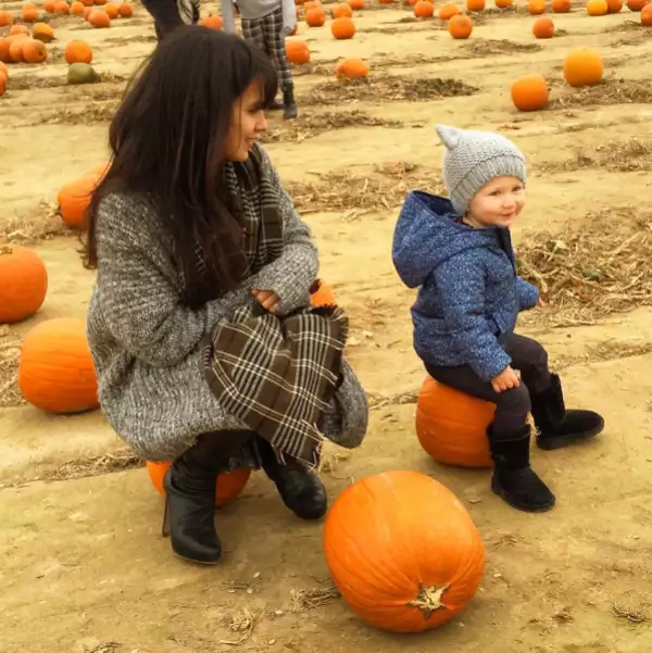 La guapa yogui posa del lado de su pequeña en su visita al huerto.