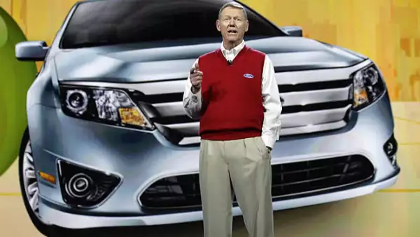 La fabricante de autos, Ford, reveló que sus autos contarán con un panel electrónico táctil que, además de desplegar las funciones y estados del auto, se conectará a Internet y se manipulará por medio de comandos de voz.