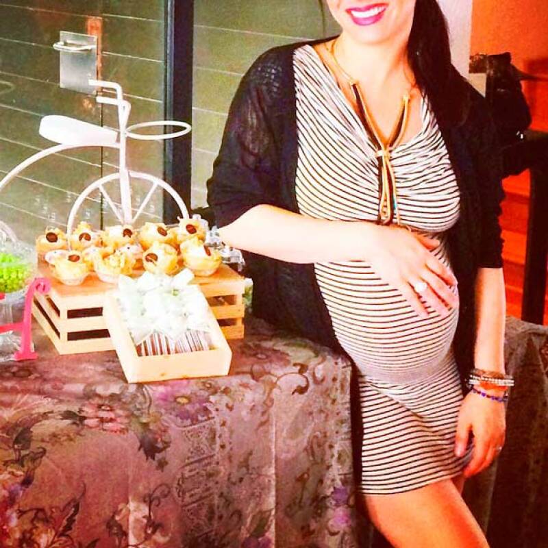 Rodeada de su familia, Claudia se sintió la más querida y celebrada para la llegada de Elah.