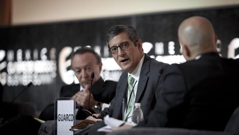 En la reunión, los expositores trataron el tema de la crisis en Europa y Estados Unidos.
