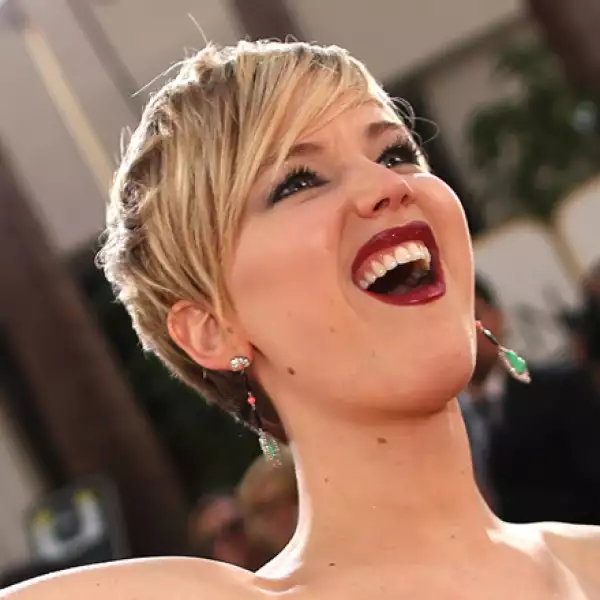 Así reaccionó Jennifer Lawrence cuando sus fans la saludaron la noche de los SAG Awards 2014.