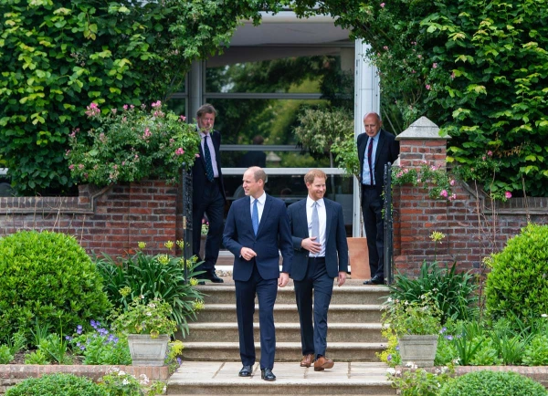 En la imagen se ve que tras William y Harry hay dos hombres, por lo que previo a la ceremonia los hermanos no tuvieron ningún momento a solas.