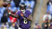 Foto de Lamar Jackson de los Baltimore Ravens lanzando el balón.