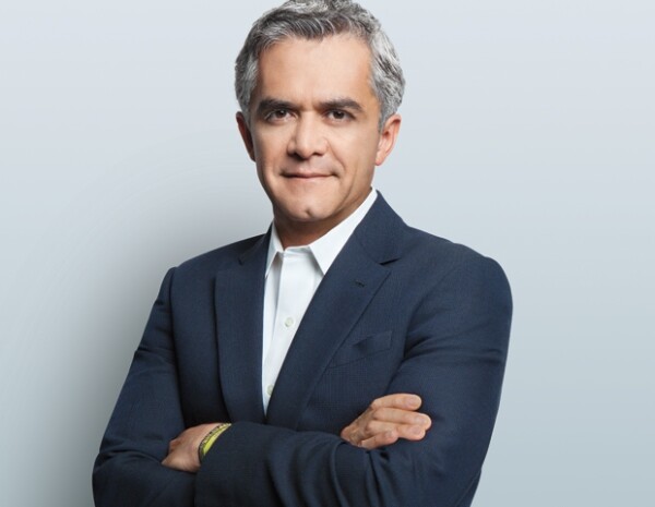 El maestro sexy. Un ex alumno de Mancera asuró que era muy querido en su tiempo como docente y que era el amor platónico de muchas mujeres en el ITAM.