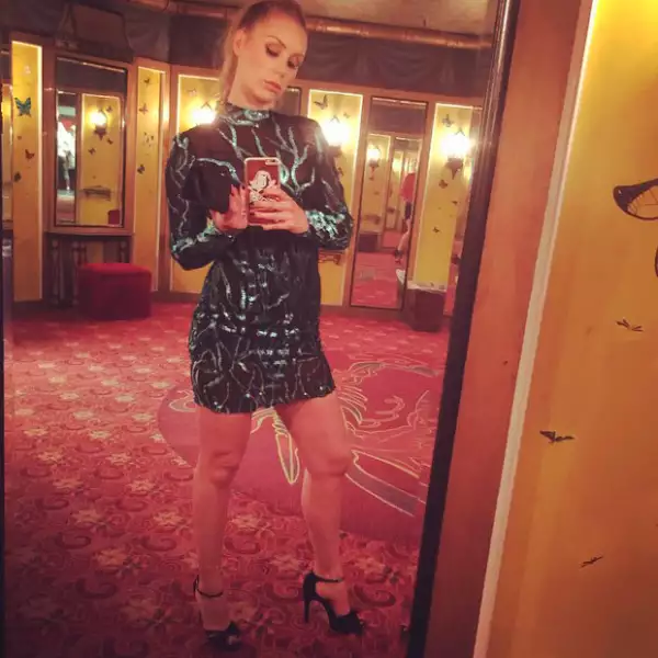 La esposa de Jaime publicó una selfie en el Teatro Chino, lugar donde se llevó a cabo la premiere.