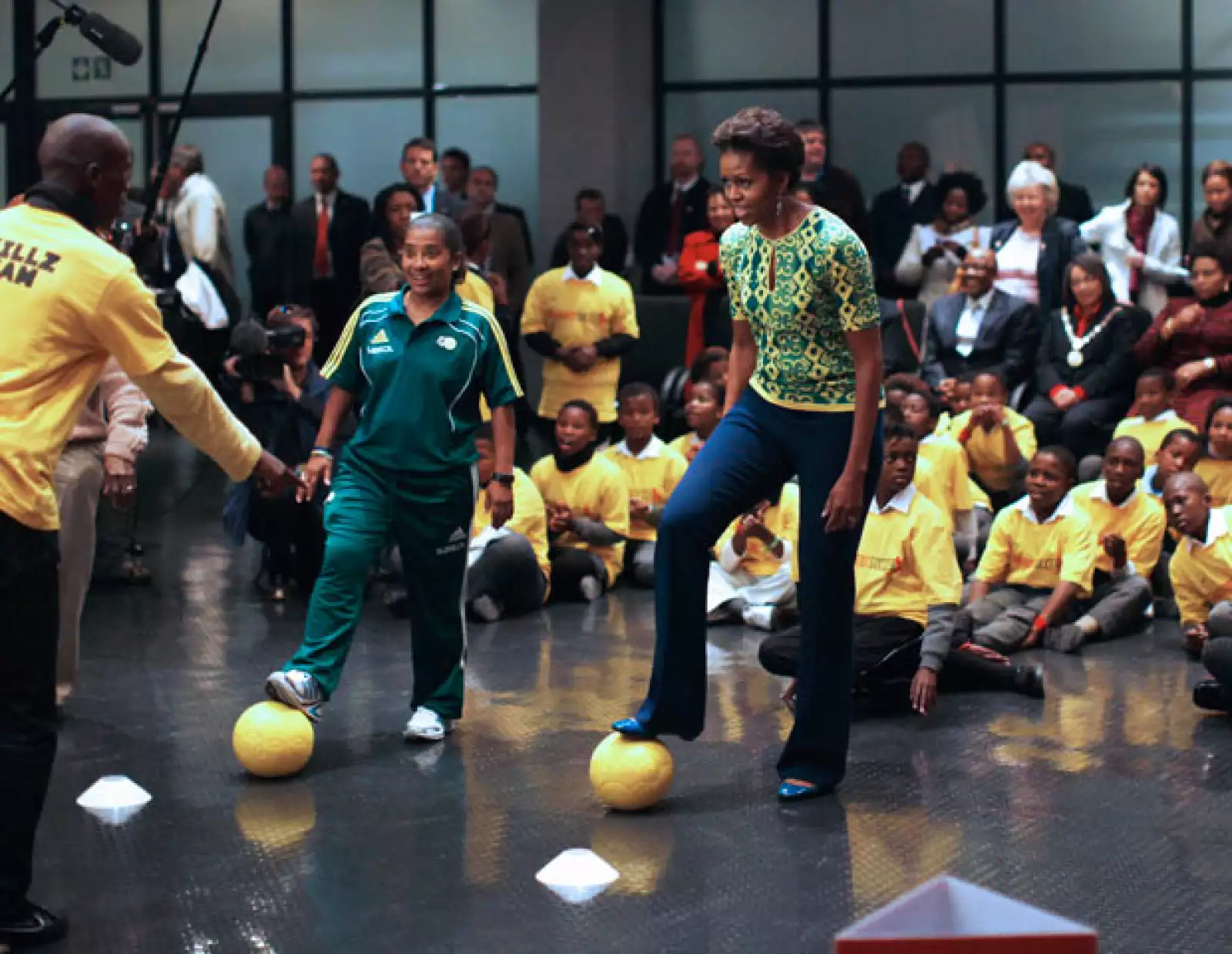 Ante la mirada atónita de los presentes, Michelle Obama demostró que sabe de futbol soccer.