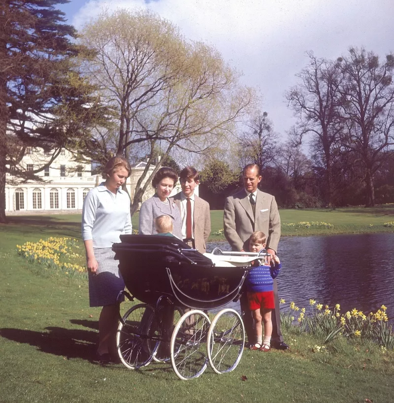 Princesa Ana, reina Isabel II, príncipe Carlos, duque de Edimburgo, príncipe Eduardo y el príncipe Andrés