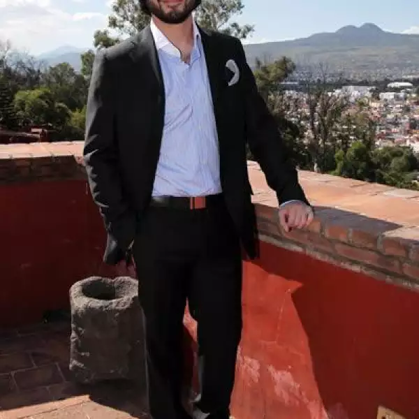 Poncho Herrera con traje y camisa Ferragamo y corbata Pal Zilieri.