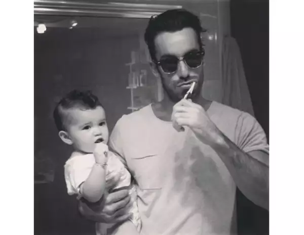 Aarón comparte orgulloso algunos momentos con su pequeña hija Erin.