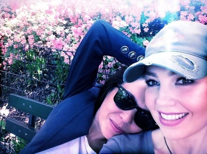 Yolanda y Thalía en el parque.