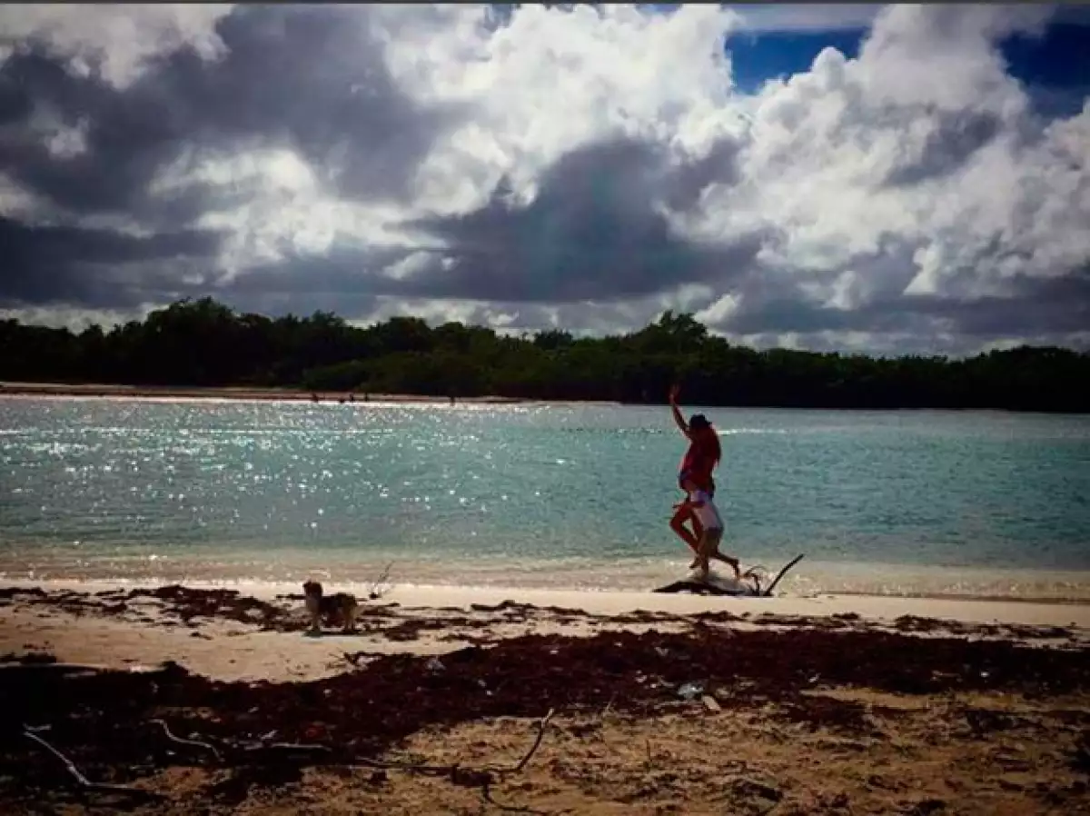 En el último trimestre de su embarazo, la cantante compartió una fotografía en la que la vemos caminando en la playa junto a su hijo Andrea Nicolás.