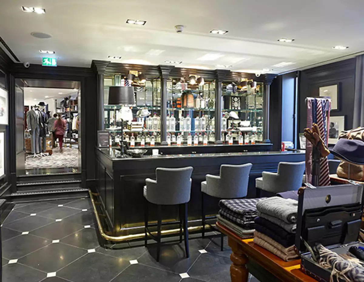 En la tienda de Regent Street de Hackett London podrás preparar un gin & tonic a tu gusto.