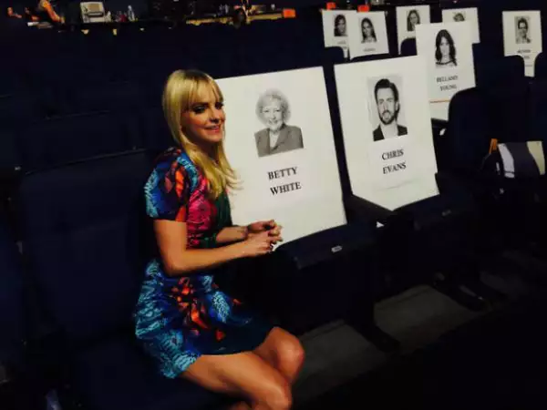 Anna Faris muestra algunos de los lugares que los famosos tendrán esta noche en el Nokia Theatre.