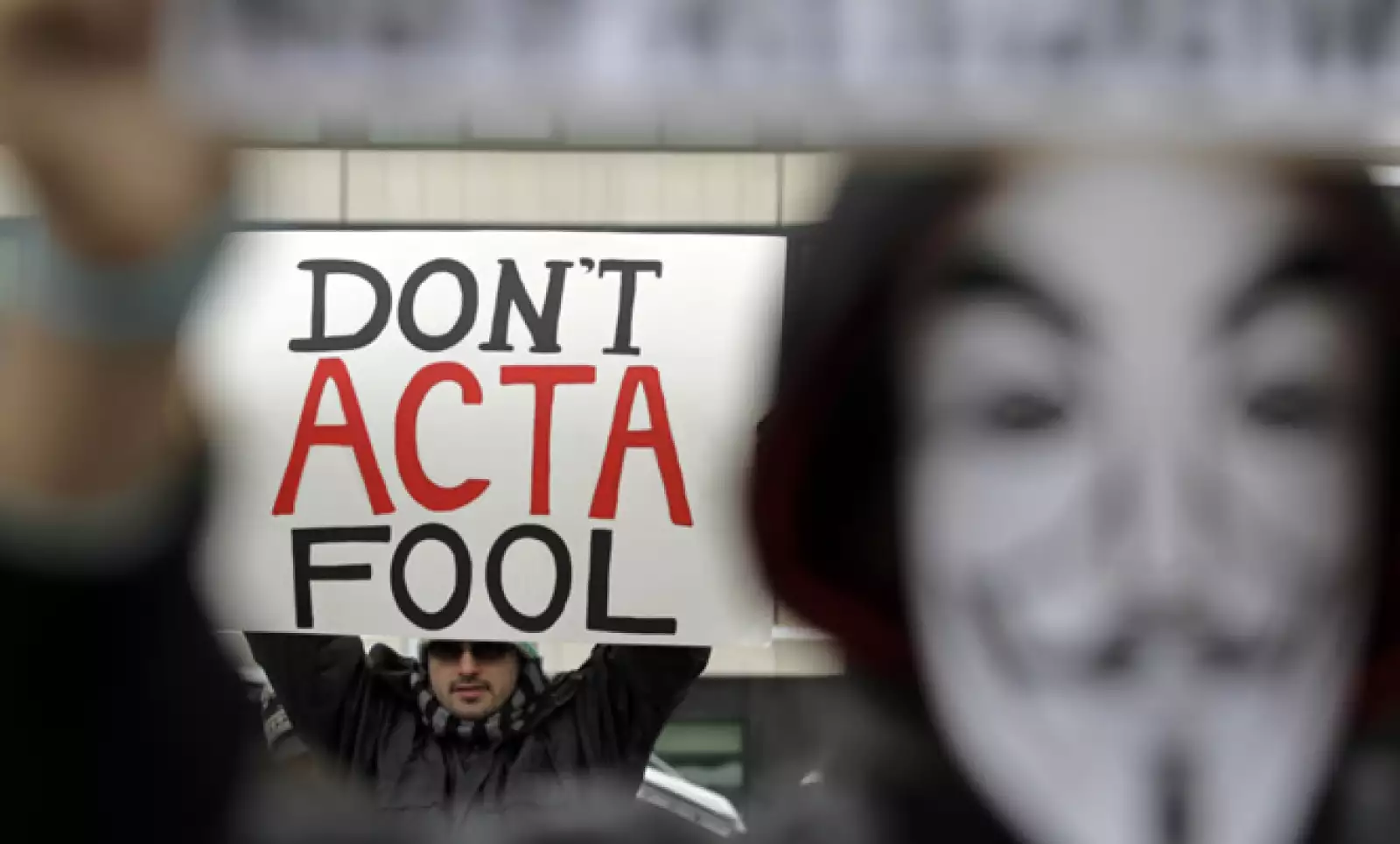 En Alemania miles de personas protestaron con máscaras del peculiar personaje.