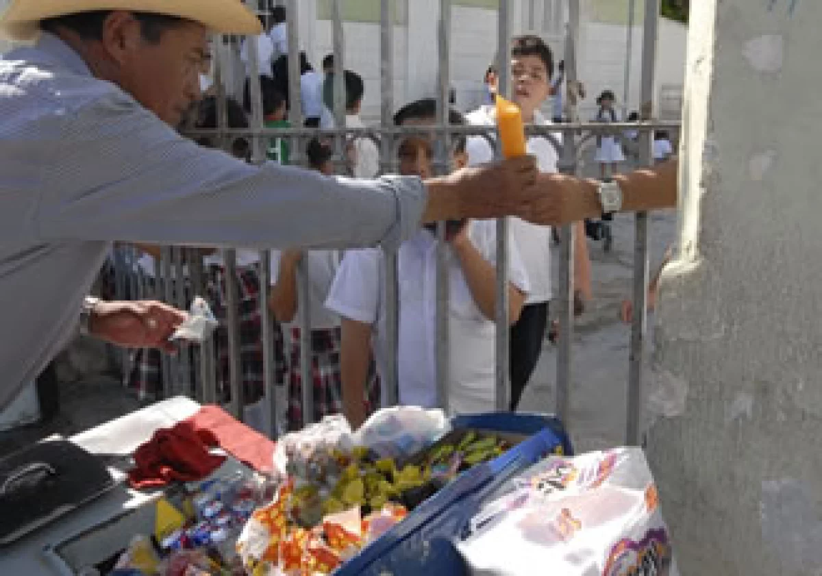Los productos que estarán prohibidos en las escuelas son los que rebasan las 140 kcal. (Foto: Notimex)