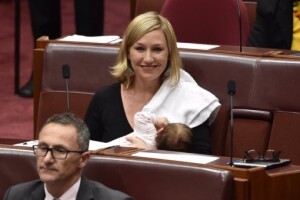 La primera senadora que amamanta a su bebé en el Parlamento