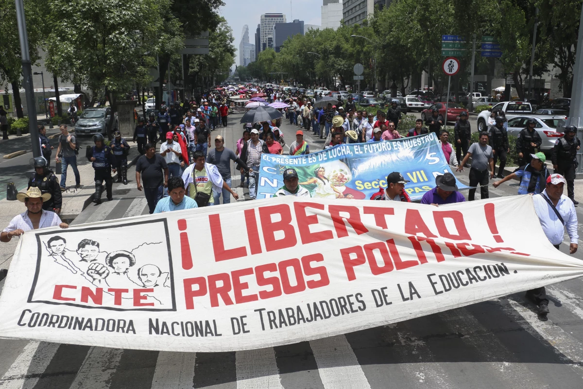 Integrantes de la CNTE volvieron al plantón que mantienen en la Ciudadela tras una manifestación frente a las oficinas de la PGR.