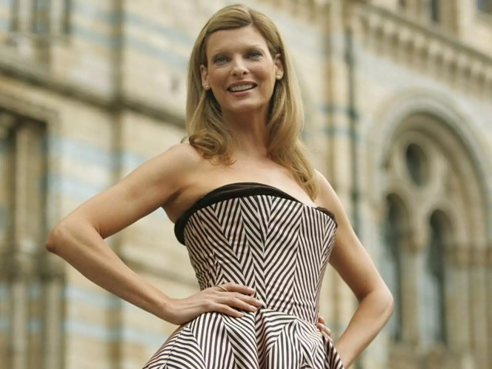 De las pocas veces que se le ha visto con el pelo largo, en esta ocasión, rubio.