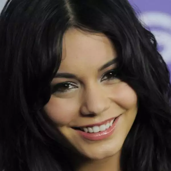 La belleza natural de Vanessa Hudgens, 21 años, también logró atrapar el corazón de un famoso: Zac Efron.