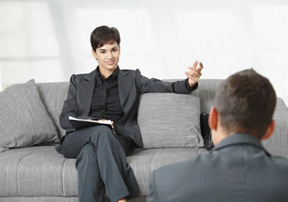Al asistir a una entrevista de trabajo, los hombres deben vestir traje y las mujeres, en su caso, evitar el exceso de maquillaje. (Foto: Photos to go)