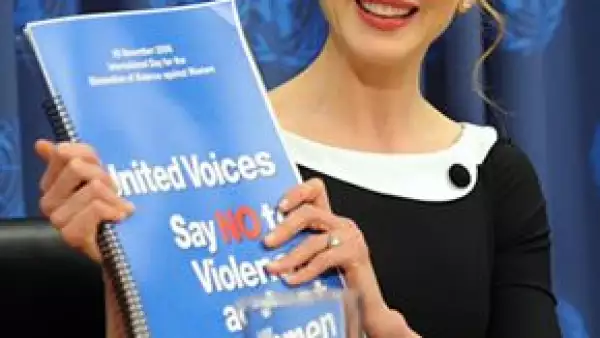 La actriz presentó a la Unifem cinco millones de firmas para erradicar abusos a las mujeres.