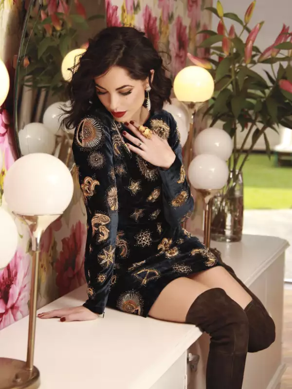 Vestido de Emilio Pucci; botas en piel de Casadei; aretes con diamantes de LRF designs; anillo de Daniel Espinosa.