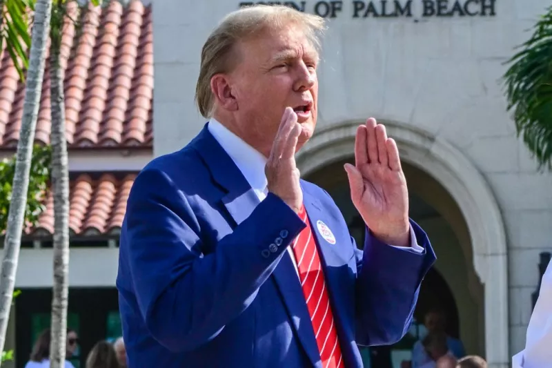 El ex presidente de Estados Unidos y candidato presidencial republicano Donald Trump habla con la prensa después de votar en las elecciones primarias de Florida en un colegio electoral en el Centro Recreativo Morton y Barbara Mandel en Palm Beach, Florida, el 19 de marzo de 2024.