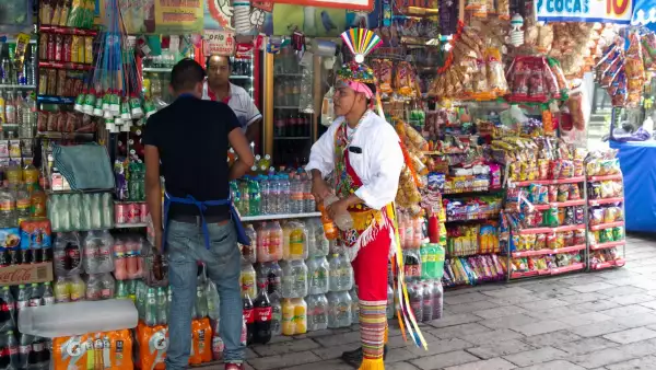 CIUDAD DE MÉXICO, 12SEPTIEMBRE2018.- Un volador de Papantla que ofrece esta danza aérea en las inmediaciones del Museo de Antropología compra los refrescos del día. Nuestro país encabeza la lista per capita del consumo de esta bebida azucarada a nivel mundial.  
FOTO: MOISÉS PABLO /CUARTOSCURO.COM