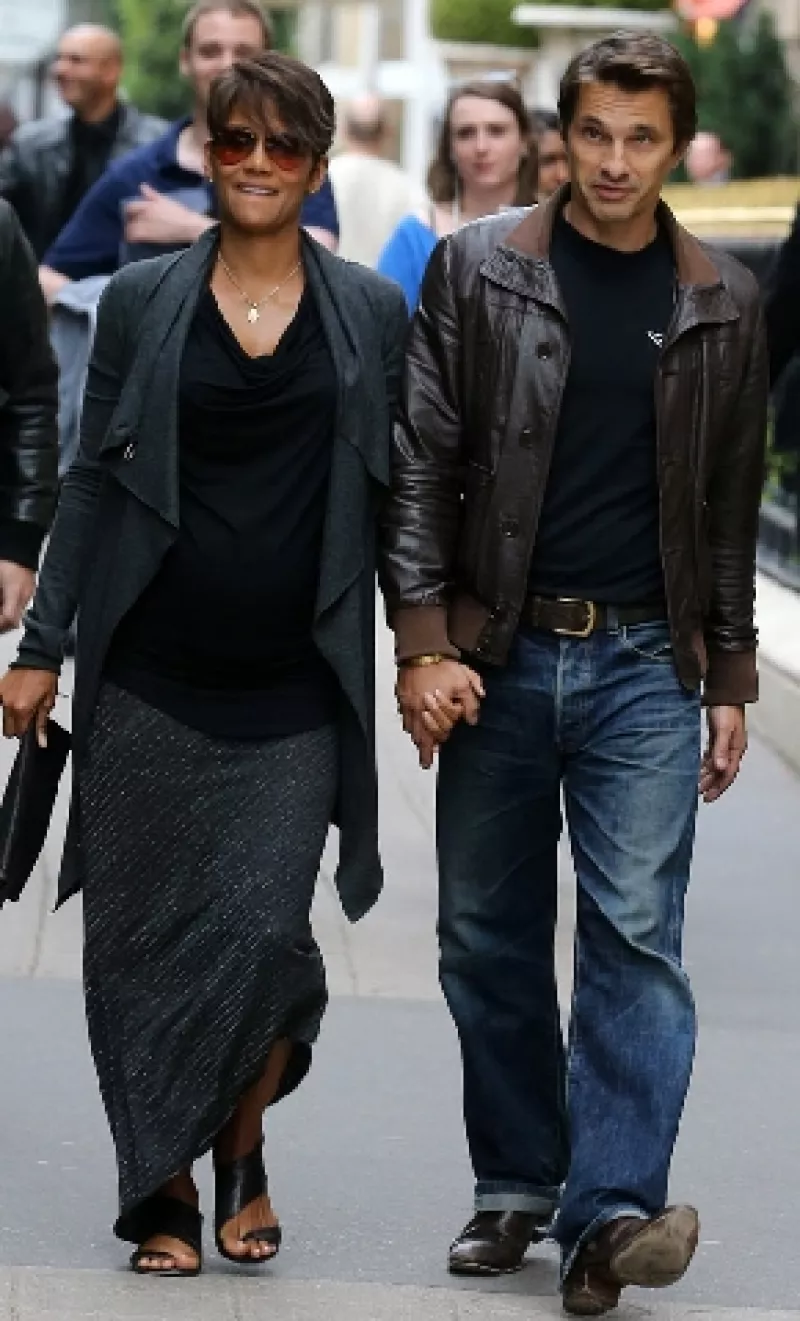 Durante la inauguración de un festival de cine en Francia, Olivier Martinez, pareja de la actriz, reveló accidentalmente el sexo del bebé que esperan.