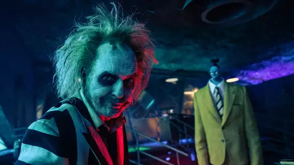 Foto de una escena de la película Beetlejuice 2 donde se ve a Michael Keaton viendo hacia la cámara y atrás el personaje de 'Bob'.