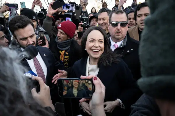La líder de la oposición venezolana María Corina Machado habla a los periodistas mientras sale del Capitolio de los Estados Unidos después de reunirse con los senadores estadounidenses el 15 de enero de 2026 en Washington, DC. El presidente de los Estados Unidos, Donald Trump, se reunió el jueves temprano con el líder de la oposición venezolana Machado, cuyo movimiento a favor de la democracia ha dejado de lado desde que derrocó al líder de su país, y cuyo Premio Nobel de la Paz envidia abiertamente.