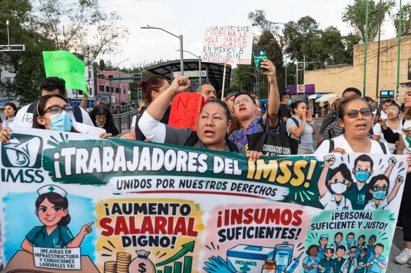 En la imagen, trabajadores del IMSS durante una manifestación.