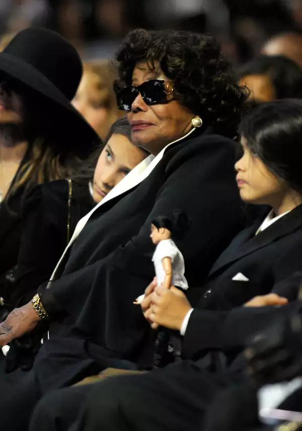 Memorial Service For Michael Jackson Draws Thousands Of Fans And Mourners