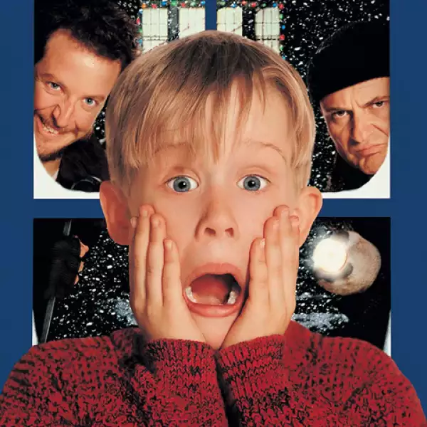 Home Alone: Un clásico para toda la familia, esta película narra la historia de Kevin (Macaulay Culkin) que es olvidado por sus padres en su casa antes de ir al viaje familiar. La película transcurre mientras Kevin intenta atrapar a unos ladrones de maneras muy originales. (1990)
