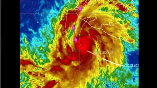 Previo a que el huracán Patricia toque tierra, el cantante tapatío ha pedido a sus seguidores atender indicaciones de las autoridades y rezar por la situación. Además, canceló su concierto.