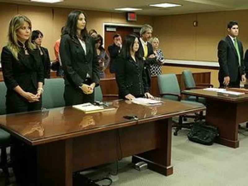 La pareja se enfrentó hoy en la corte; extienden orden de restricción contra Alonso tres meses más.