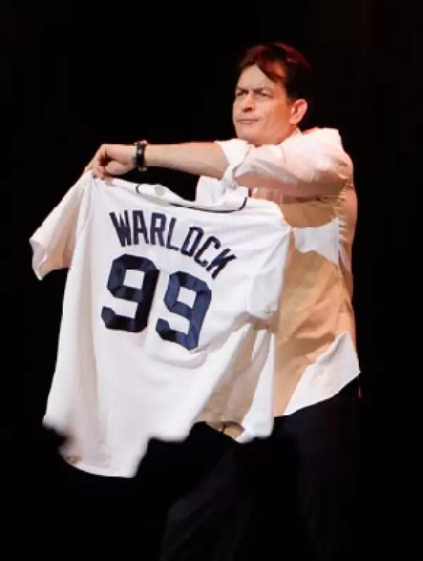 Charlie Sheen recibió rechiflas y abucheos de parte del público.