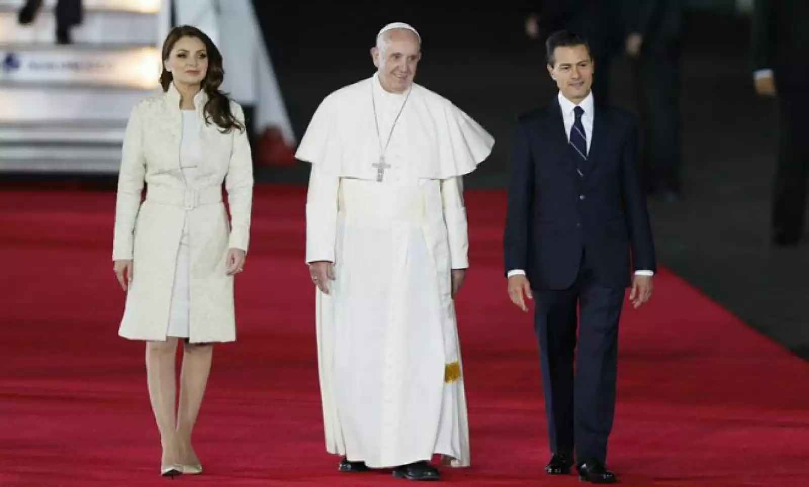 Rivera y Peña acompañaron al papa hacia el papamóvil, en el que recorrerá 19 kilómetros hacia su lugar de hospedaje.