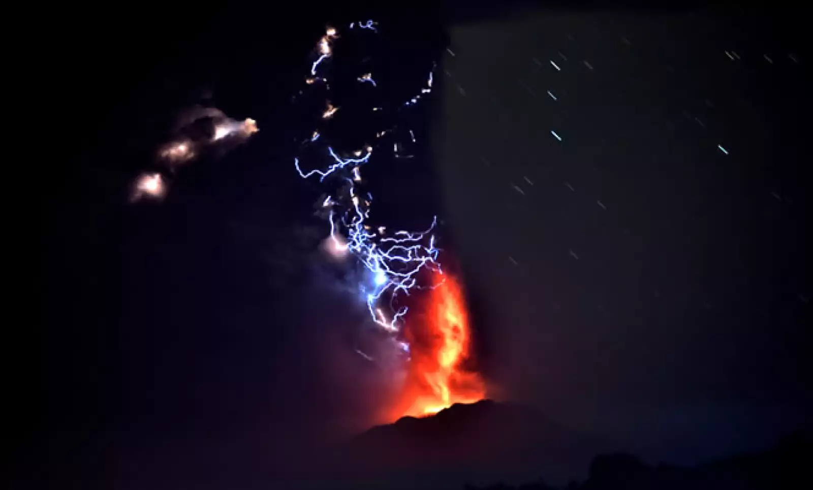 Desde el macizo emanaron gigantescas columnas de gases y material incandescente, provocando asombro en las ciudades de Puerto Montt, Puerto Varas y poblados aledaños, ubicados a unos 1,300 kilómetros al sur de Santiago.