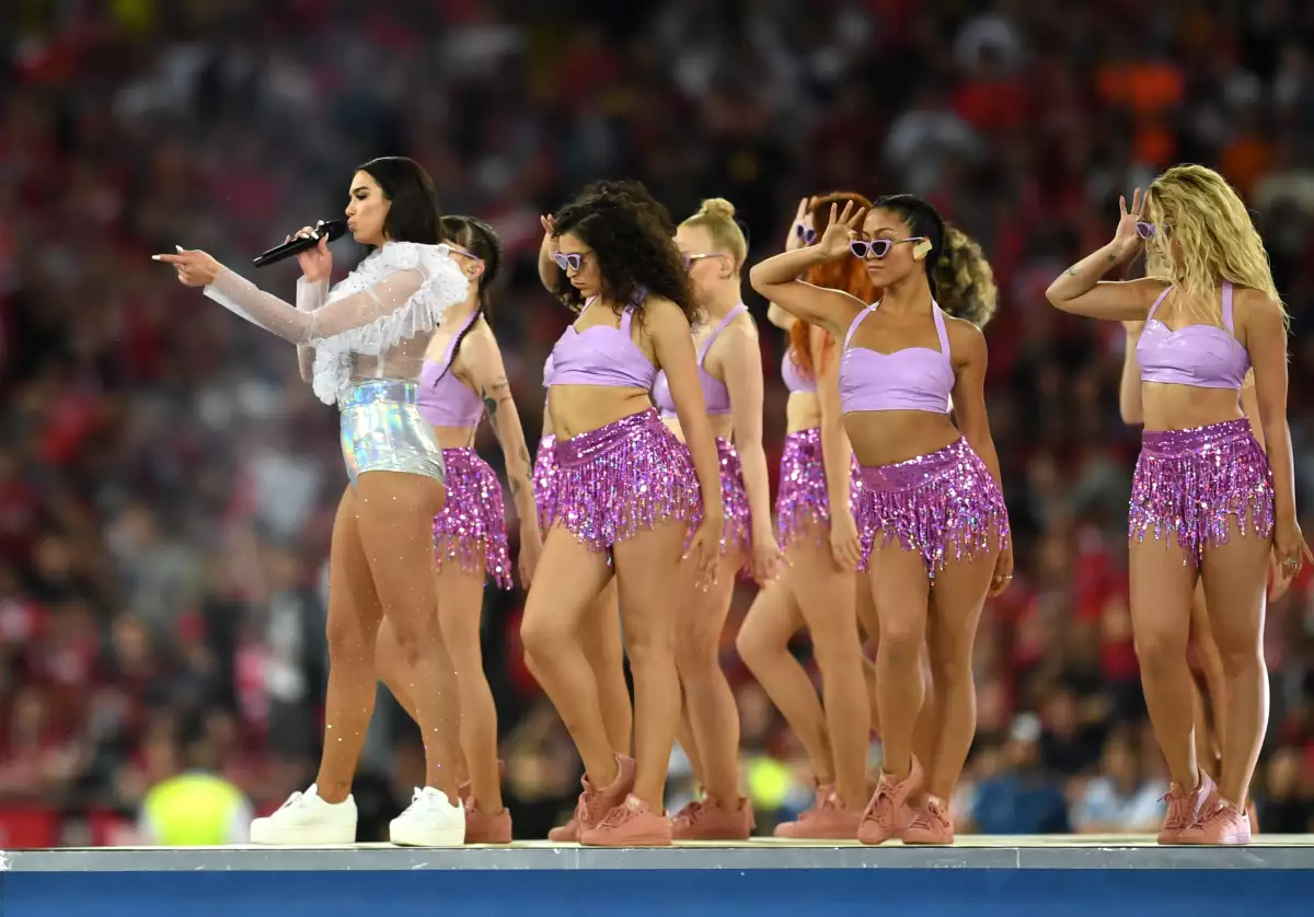 Así elevó Dua Lipa la temperatura del estadio con su espectáculo