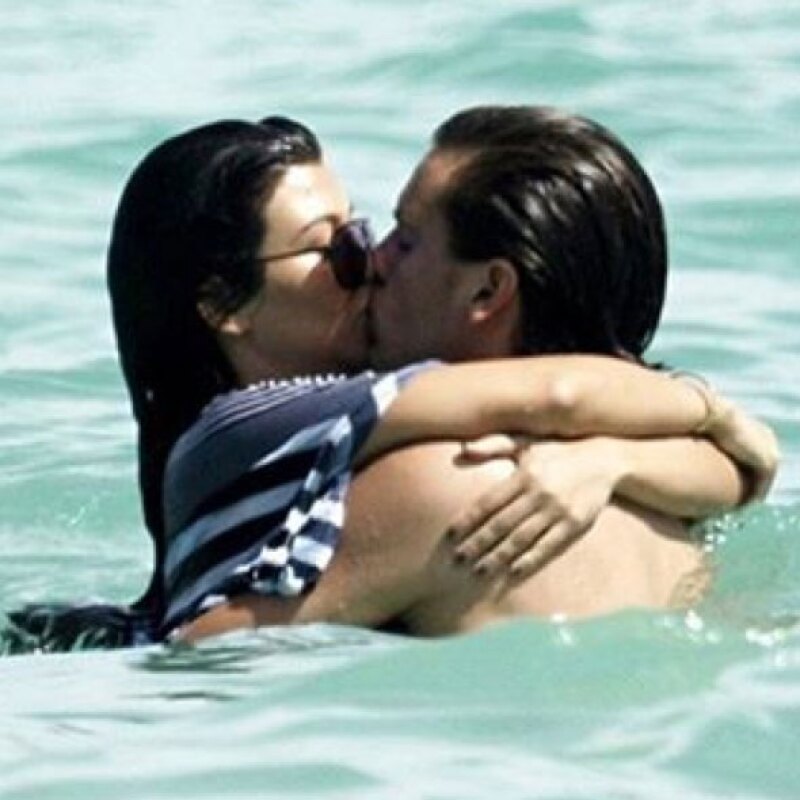 Apenas el mes pasado, Scott también confundió a todos con esta foto para el cumple de Kourt.