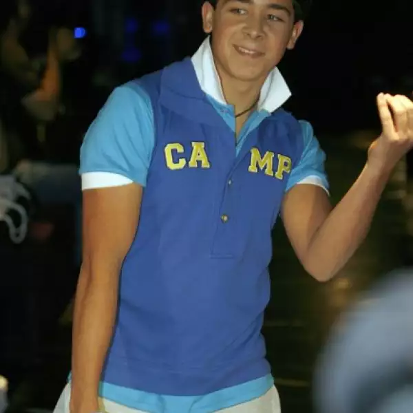 No sólo se venderá el uniforme para las niñas, también hay outfit para hombres.