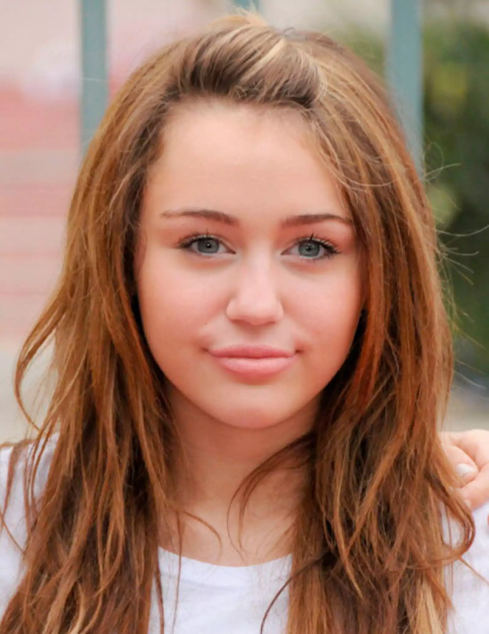 A inicios de su carrera como Hannah Montana, con la cara limpia y el pelo rojizo.