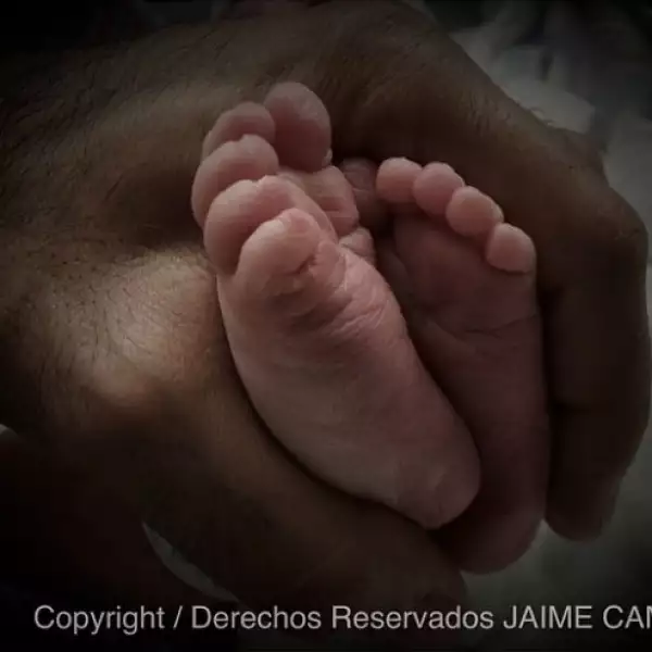 Con esta hermosa imagen Jaime Camil anunció que se había corvertido en papá de niño.