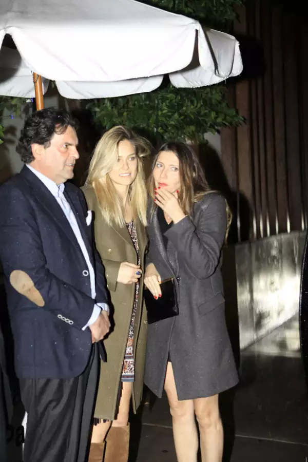 Bar Refaeli platicó con una mujer a la salida del restaurante, acompañada de Alejandro Baillères.